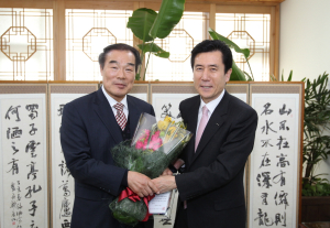 이규호 문덕초교장, 장학기금 기탁