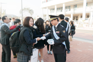 안동경찰 “아이고~ 반갑구만 반가워요~!”신도청 첫 입학 환영캠페인 실시
