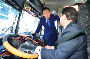 버스 탄 金 지사, 교통 애로 몸으로 ‘느꼈다’