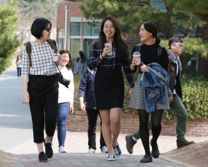 따스한 봄볕에 가벼워진 옷차림