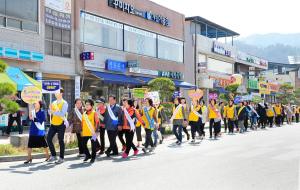 군위, 보건의 날 ‘단맛 줄이기’ 가두캠페인