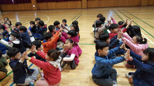 친구와 함께 게임하며 집중력 키워요