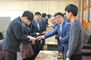보안협력위원회, 관내 안보사랑 글짓기 대회 상품 전달