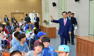 “오늘은 내가 도의회 1일 의장!”
