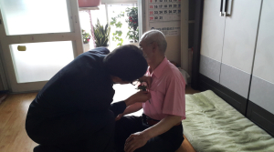 포항시 우창동주민센터, 무의탁 독거노인 카네이션 달아드려