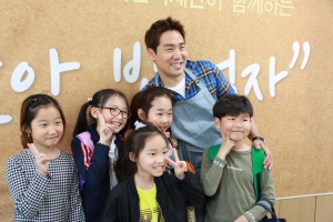 샘킴 셰프, 구룡포초 학생들과 `얘들아 밥먹자` 행사 가져