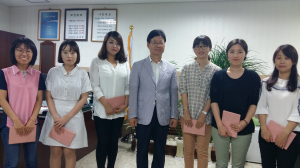 포항시 남구청, 베스트 친절 공무원 6명에 도서 전달