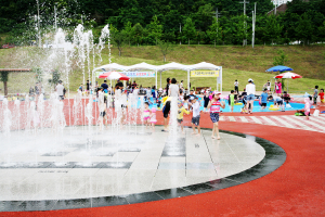 엄마 손잡고 시원하게 ‘첨벙첨벙’