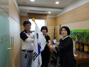 신경북새마을금고, 자유총연맹 우창동분회에 나라사랑 태극기 전달