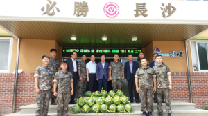 황병한 포항 북구청장, 송라장사대대 수박 전달 