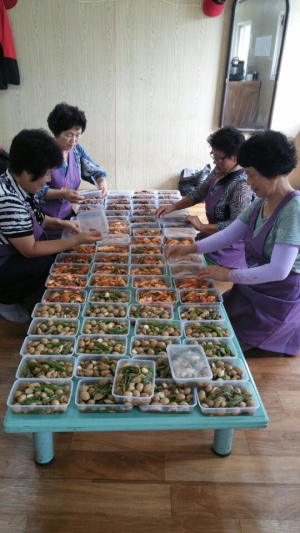 “부녀회원 손맛으로 사랑의 냉장고 채워요”