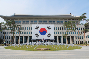 “태극기 바람 불고, 무궁화 만발”