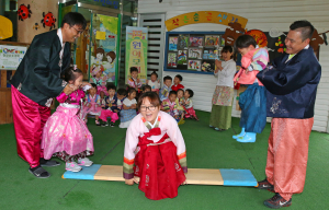 (포토) 널뛰기로 추석 분위기 ‘만끽’