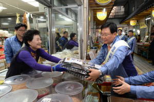 한수원, 경주 전통시장 활성화 장보기 행사