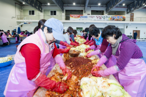 울릉 여성단체協, 김장김치 1천포기 담그기 봉사