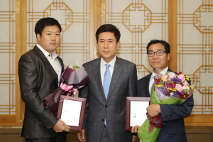 이강덕 포항시장, 주택화재 인명구조 공로 용감한 시민 김민환ㆍ김동혁 씨에 ‘감사패’