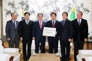 군위, 서문시장 피해상인 돕기 성금 기탁