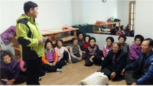 ‘산불조심’ 사랑의 쌀튀밥 경로당 전달
