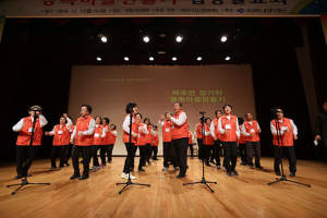 주름진 얼굴에 웃음꽃 ‘활짝’
