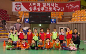 꼬마팬 소원 수리…군인 산타클로스 떴다!