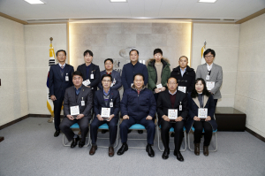 “감동 행정 펼친 공무원들 칭찬해요”