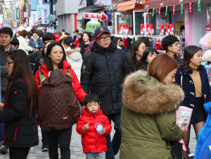 (포토) “즐거운 성탄절”…중앙상가 ‘북적’