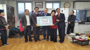 창포경로당, 우창동 지역사회보장협의체에 기부금 전달