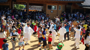 얼쑤~ 어깨가 덩실!…“하회별신굿 탈놀이 보러 오세요” 
