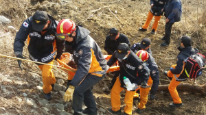 안동 와야천 車 추락사고…소방서, 2명 구조