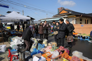 의성군의회, 설맞이 전통시장 장보기 행사