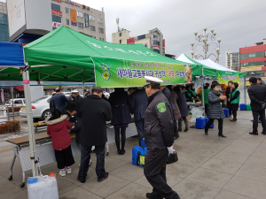 김천새마을부녀회-교통봉사대, 귀성객 간식 제공