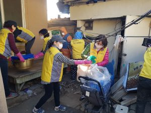 포항 오천읍 맞춤형복지팀, 포스코휴먼스와 함께 노인부부 집안 대청소 실시