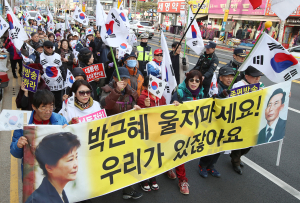 포항서 ‘박근혜 하야 반대’ 태극기 집회