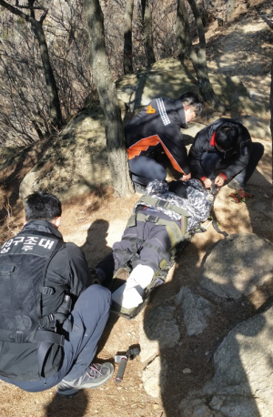 상주 청화산서 등산객 골절