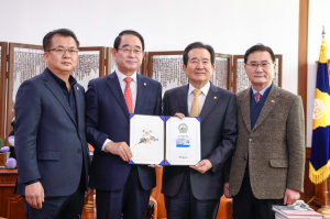 국회의원 24人 “독도명예 주민됐어요”