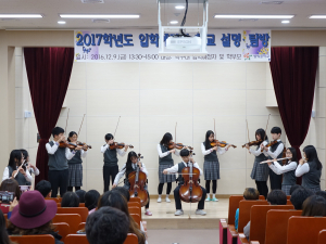 “신입생, 학교생활 안내 받으세요”