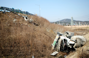 레미콘車 가드레일 충돌 추락