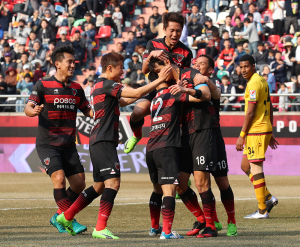 만원 관중 앞에서…스틸러스 축포!