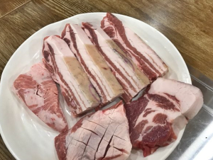 효리의단골집 제주도 성산일출봉 맛집 ‘청솔나무집’ 진짜 제주도흑돼지를 참숯에 구워 제공
