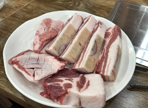 효리의단골집 제주도 성산일출봉 맛집 벚꽃, 유채꽃과 함께 즐기는 ‘청솔나무집’ 