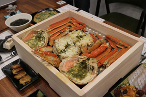 연인들에게 인기 여행지 강릉, 주문진맛집으로 인기를 끄는 ‘신대게나라’에서 푸짐한 한끼