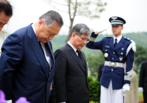 모리 요시로 前 일본 총리 故박태준 명예회장 묘소 참배