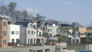 ‘구해줘 홈즈’ 같은 도심 속 전원주택 ‘용인 숲속마을 타운하우스2차’ 1차 입주완료 2차 분양 중