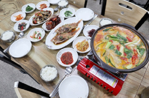 거제 포로수용소 유적공원 맛집 `큰집`…해산물이 듬뿍 들어가 국물 맛이 일품인 대하꽃게탕 인기