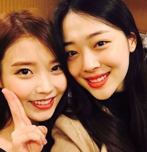 ˝다시 태어난다면˝…아이유 설리 향한 팬심 발로 `복숭아`에 적극적 케어