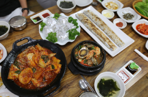 맑은가을날씨 찾기 좋은 제주도 중문 관광단지 맛집 효리의단골집 ‘이조은식당’