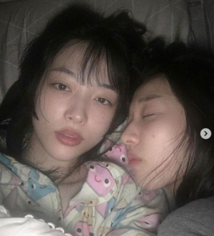 김선아, 설리 `B컷` SNS 공개…˝한 침대 누운 다정했던 한때˝