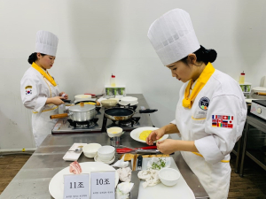 한국조리사관직업전문학교 전문교육 커리큘럼을 통한 이론과 실무능력 겸비한 외식인재 양성한다.