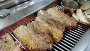 효리의단골집 제주도 성산일출봉 맛집 흑돼지구이와 전복뚝배기 ‘청솔나무집’