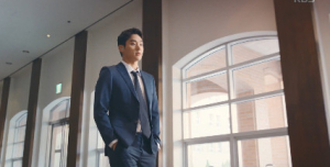 짧고도 강렬한 등장보인 정가람, 모델 슈트핏에 궁금증 키운 통화 내용은?